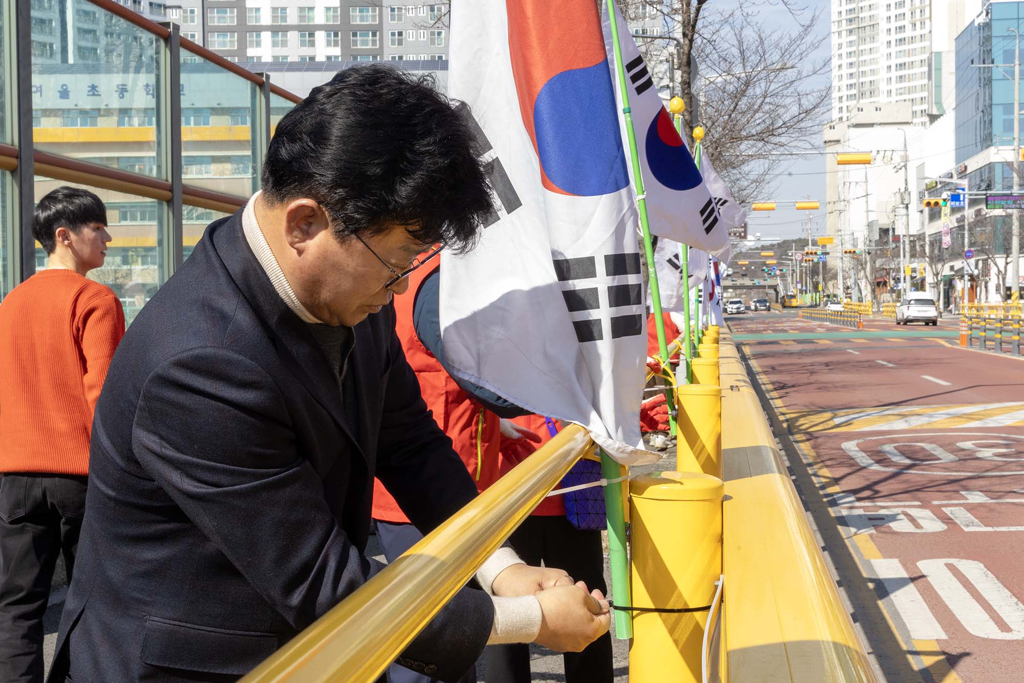 250227_석봉동 제106주년 3.1절 「나라사랑 태극기 달기 운동」 이미지3