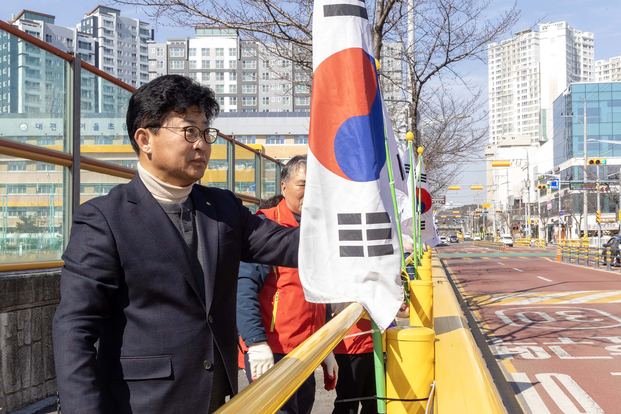 250227_석봉동 제106주년 3.1절 「나라사랑 태극기 달기 운동」 이미지4