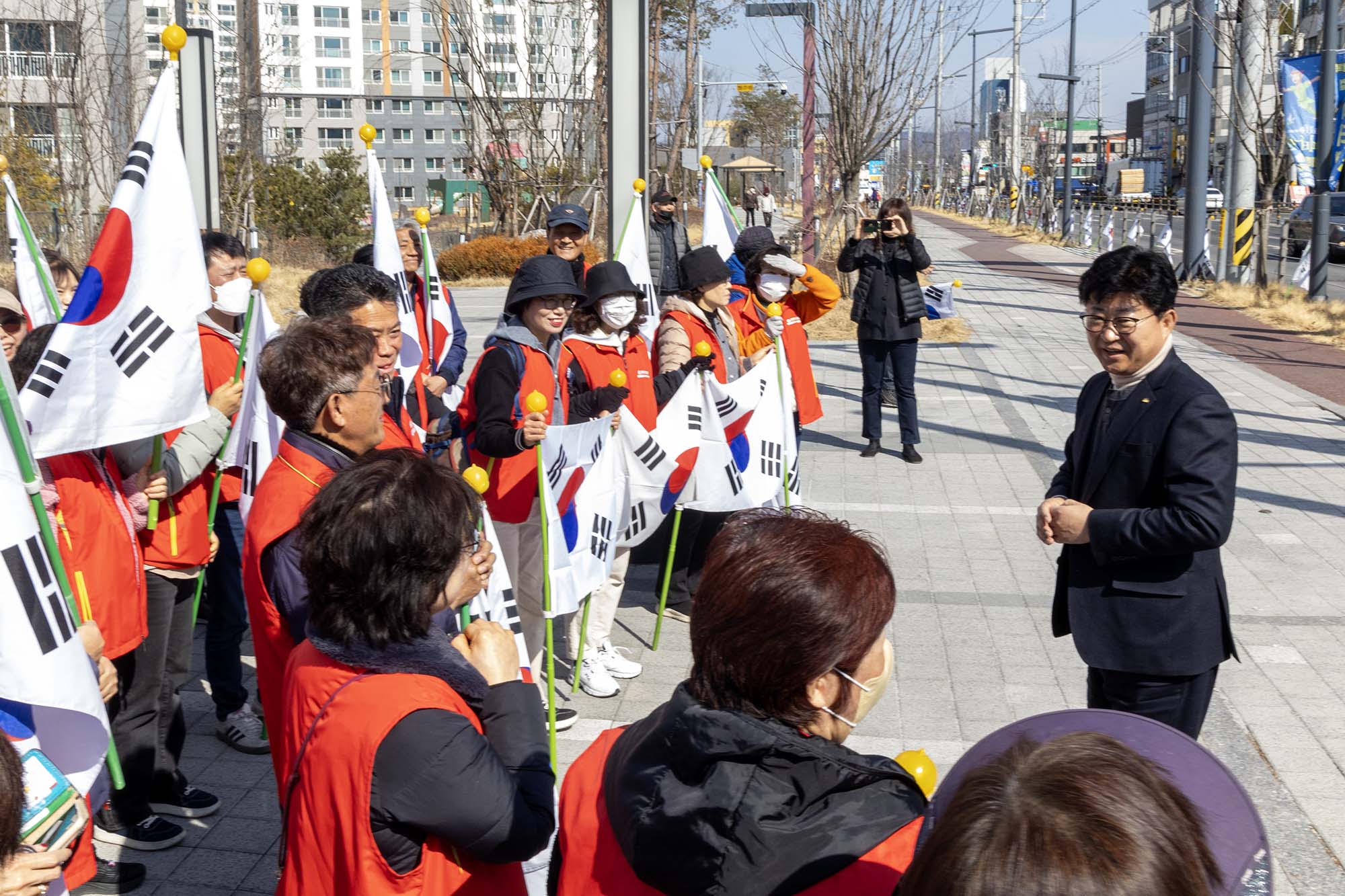 250227_신탄진동 3.1절맞이 태극기 달기 행사 이미지1