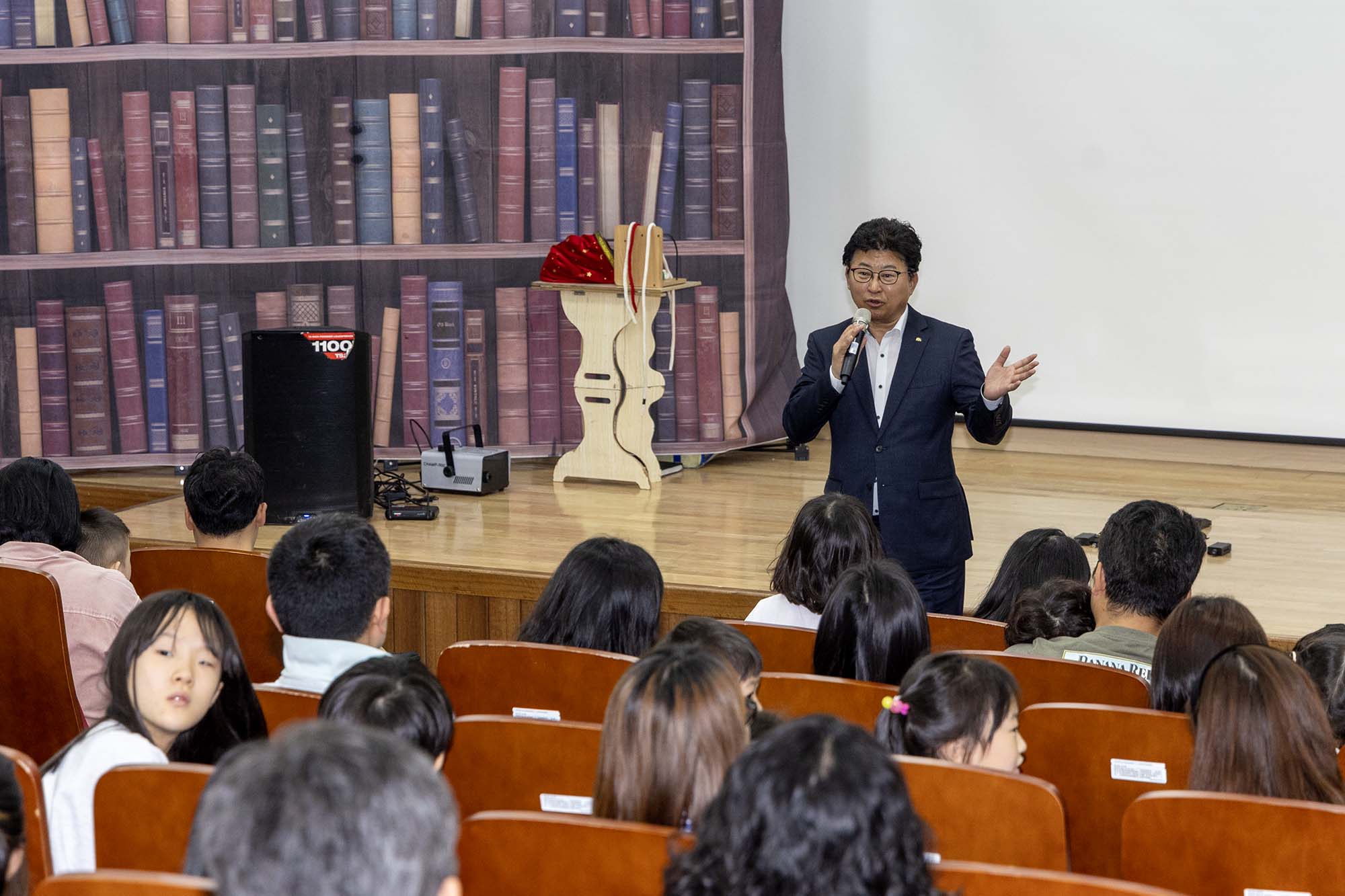 250419_도서관 주간 기념  안산도서관 “동화나라 샌드북” 공연 이미지1