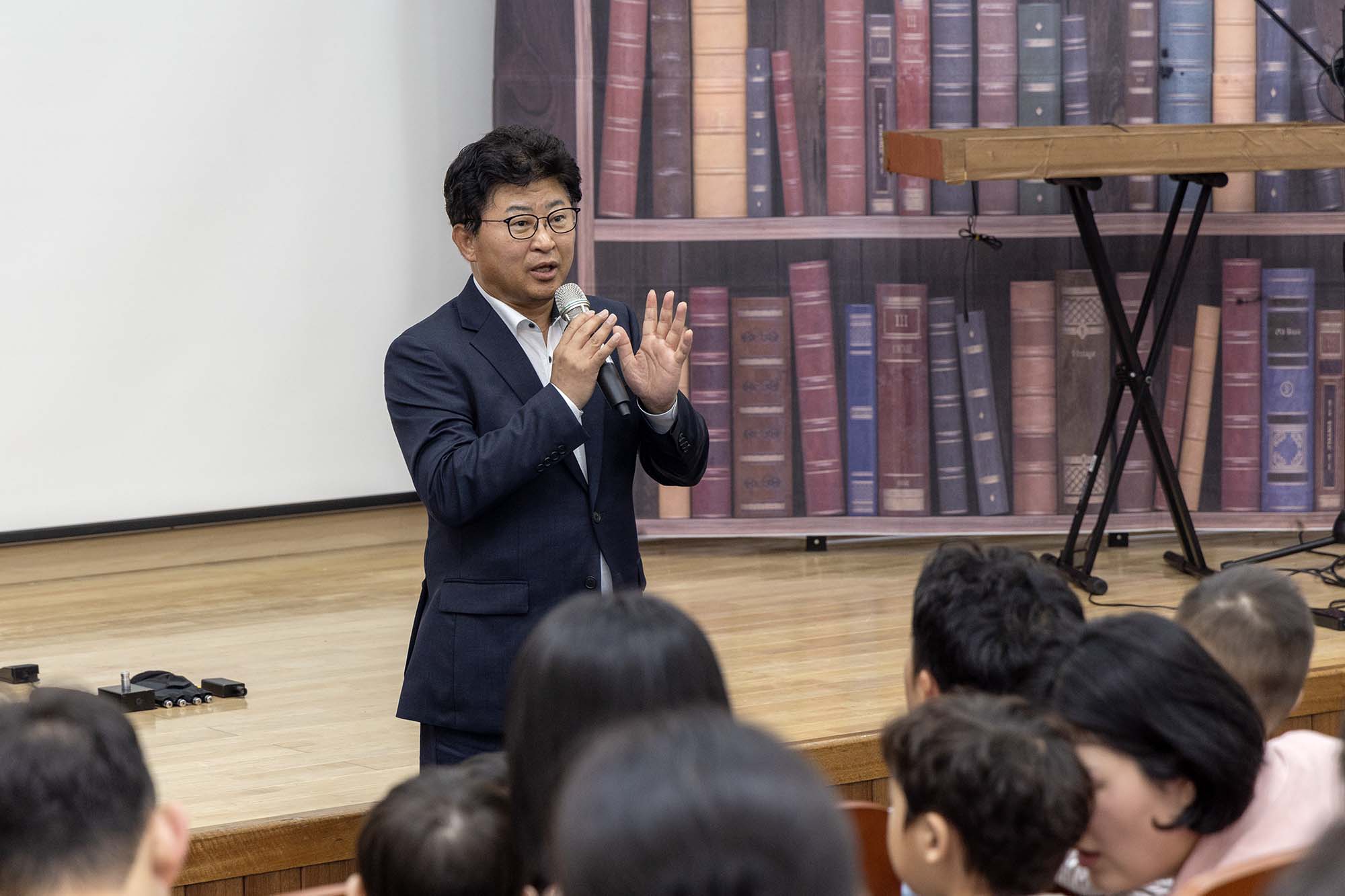 250419_도서관 주간 기념  안산도서관 “동화나라 샌드북” 공연 이미지3
