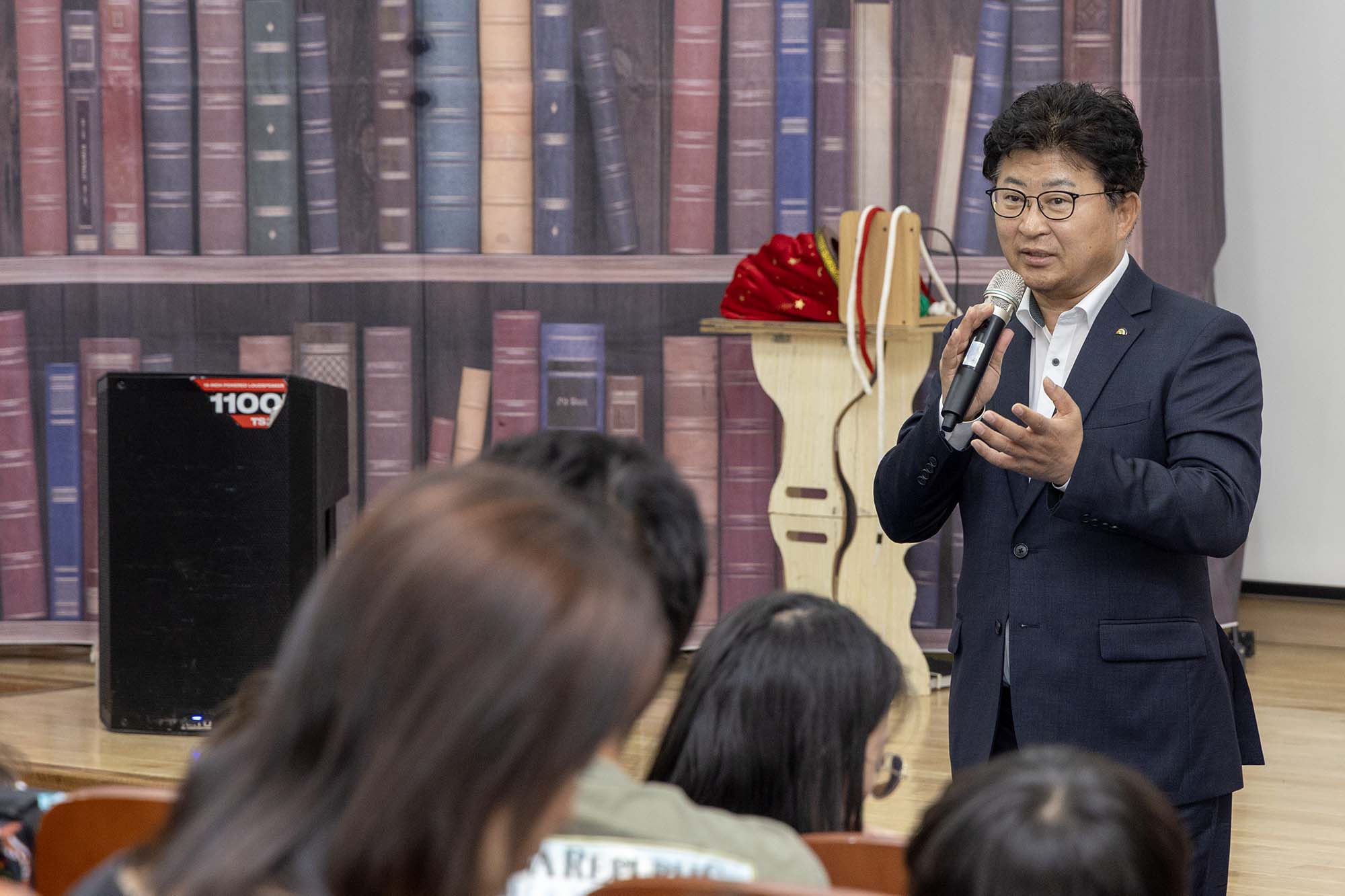 250419_도서관 주간 기념  안산도서관 “동화나라 샌드북” 공연 이미지4