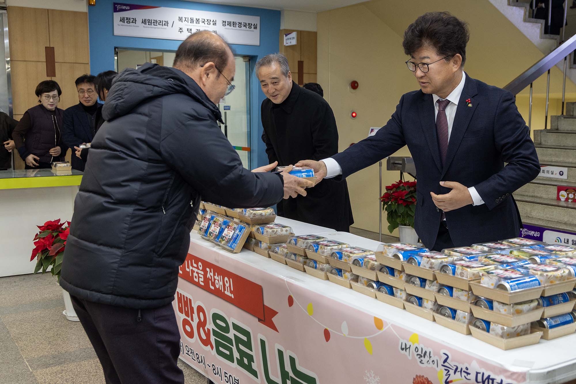 251223_성탄절 맞이 선물(빵, 음료) 나눔 행사 이미지4