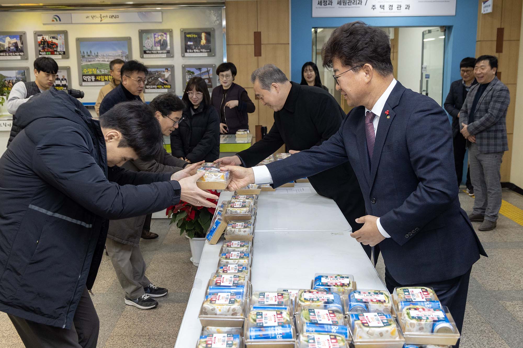 251223_성탄절 맞이 선물(빵, 음료) 나눔 행사 이미지5