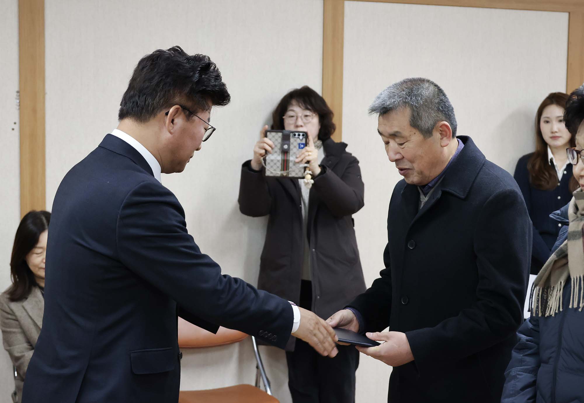 260209_법1동 주민자치위원 위촉식 이미지1