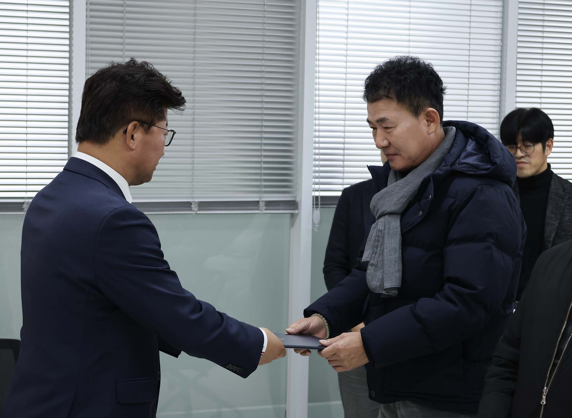 260211_석봉동 주민자치회 위원 위촉장 수여 이미지1