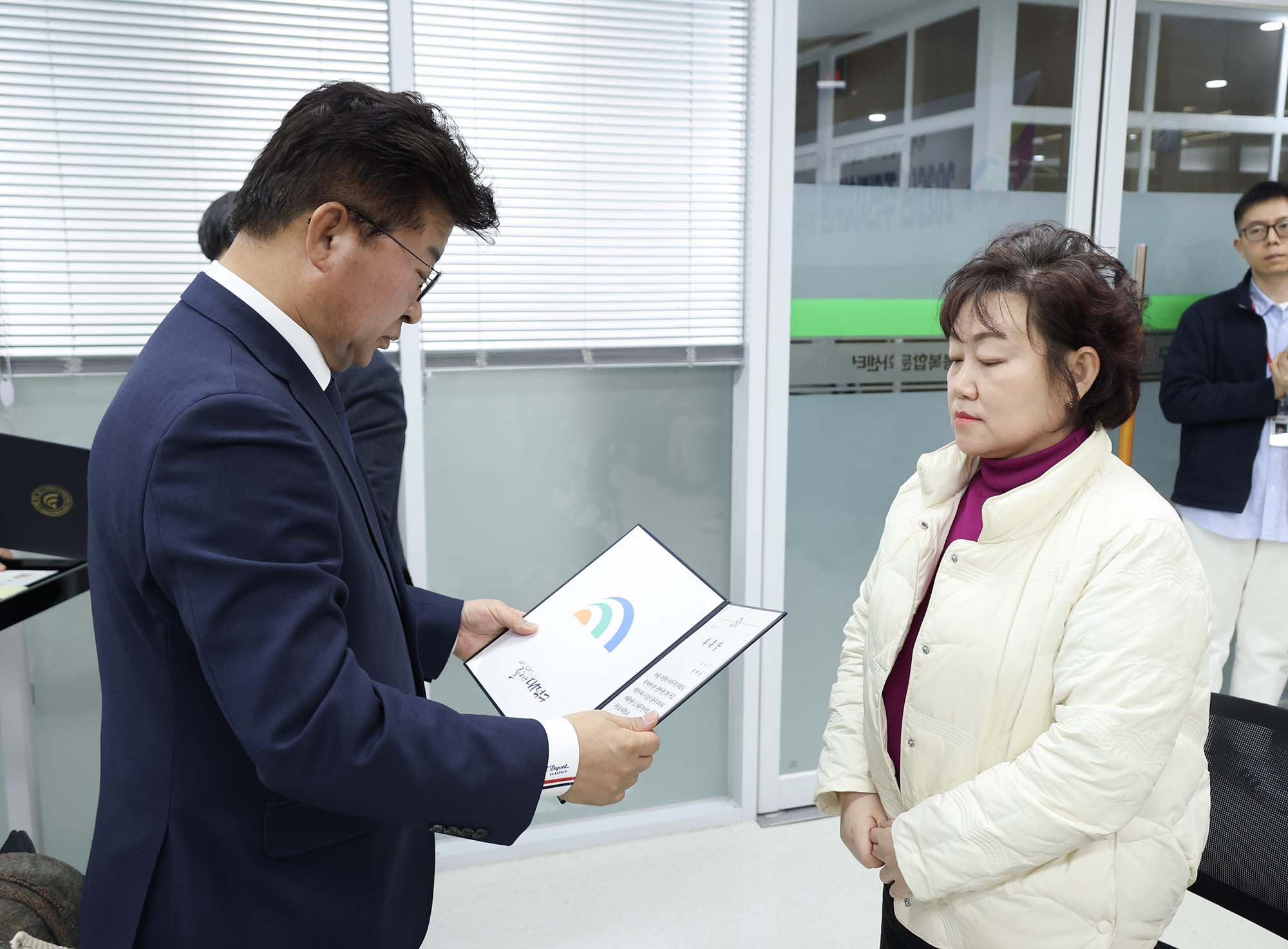 260211_석봉동 주민자치회 위원 위촉장 수여 이미지2