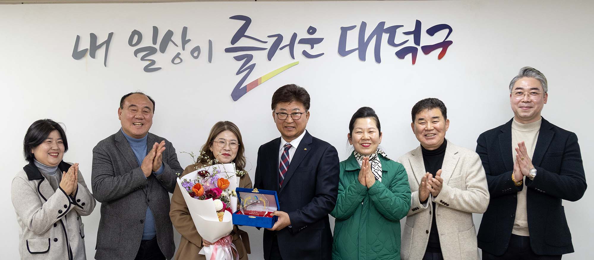 260219_새마을문고대덕구지부 퇴임회장 감사패 수여 이미지2