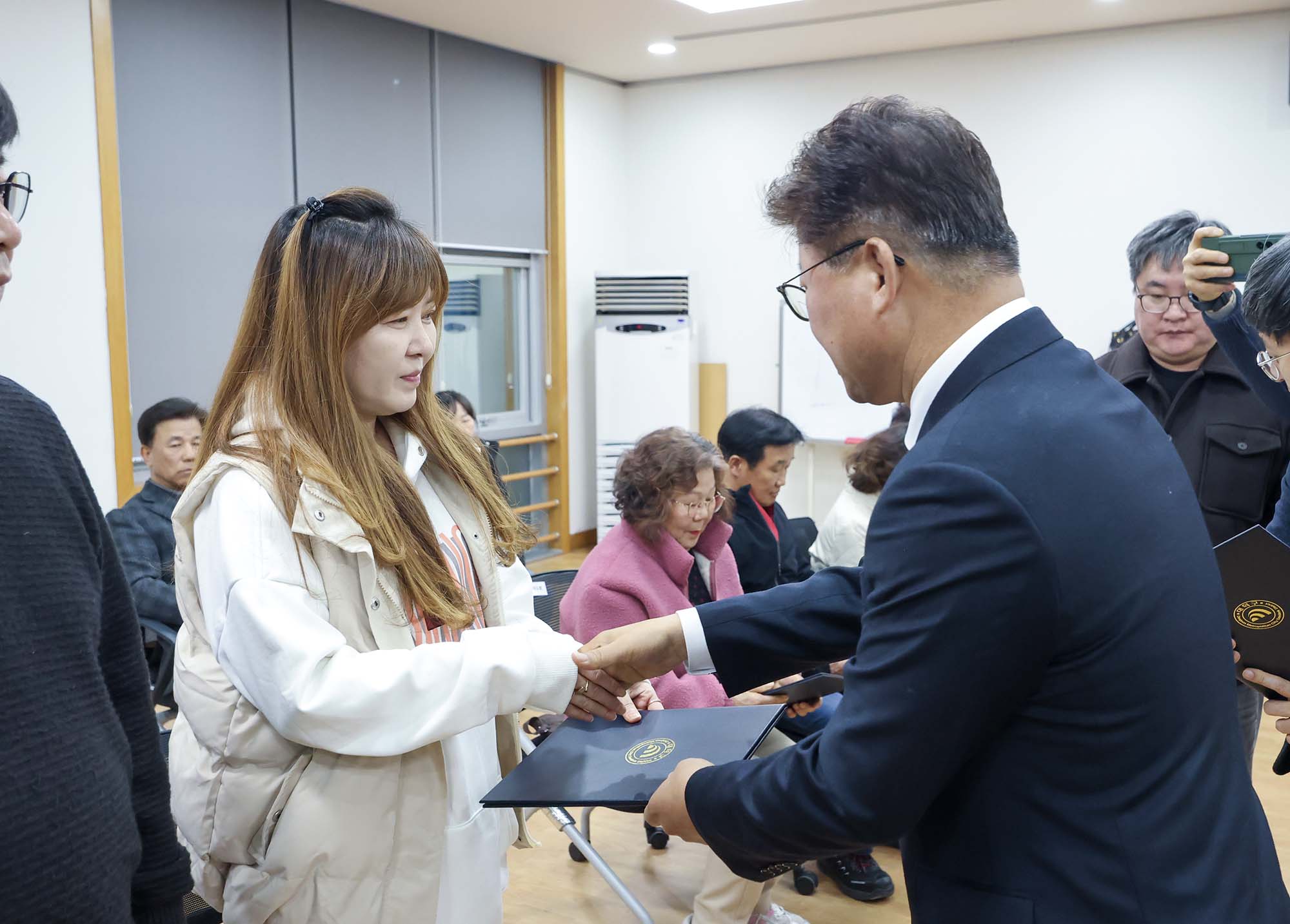 2026. 2. 20. 회덕동 주민자치회 위원 위촉장 수여 이미지2