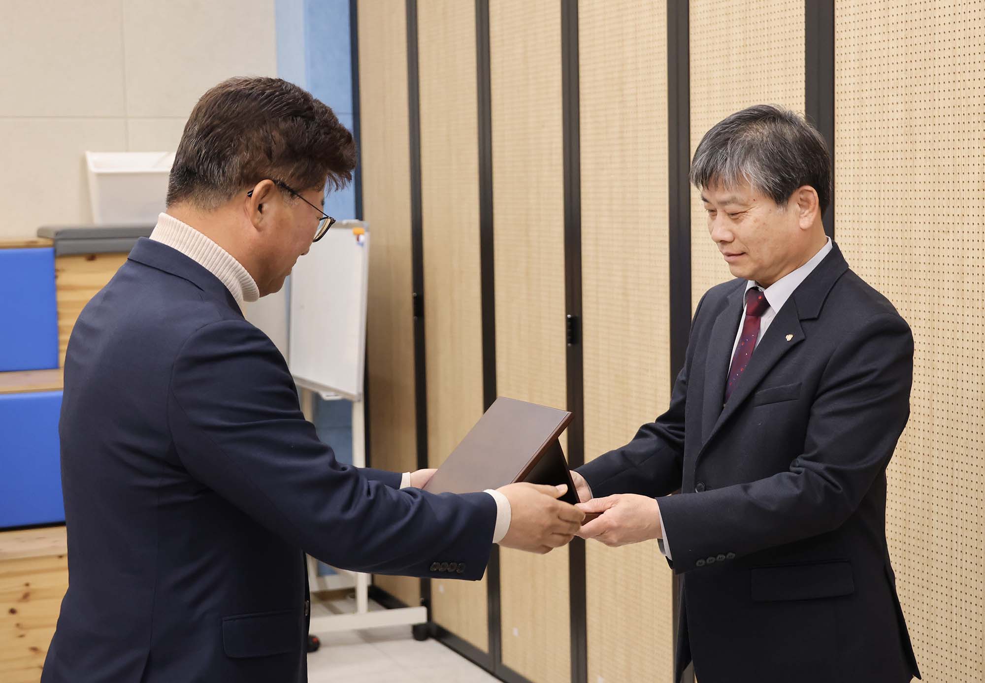 260224_퇴임 주민자치회장 감사패 수여 이미지1