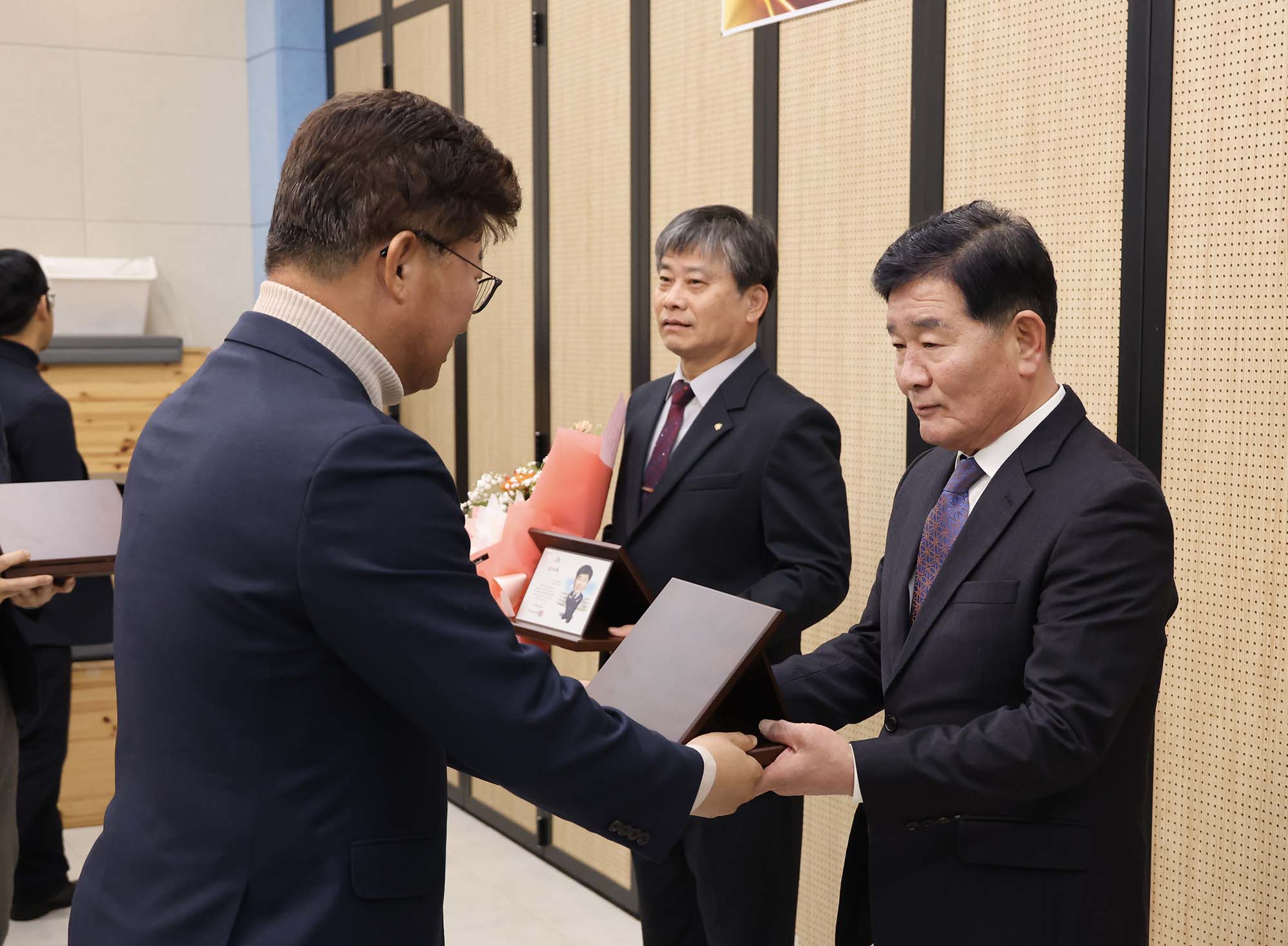 260224_퇴임 주민자치회장 감사패 수여 이미지2