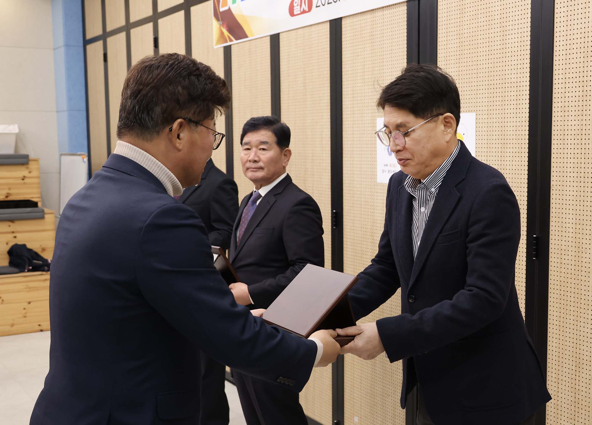 260224_퇴임 주민자치회장 감사패 수여 이미지3