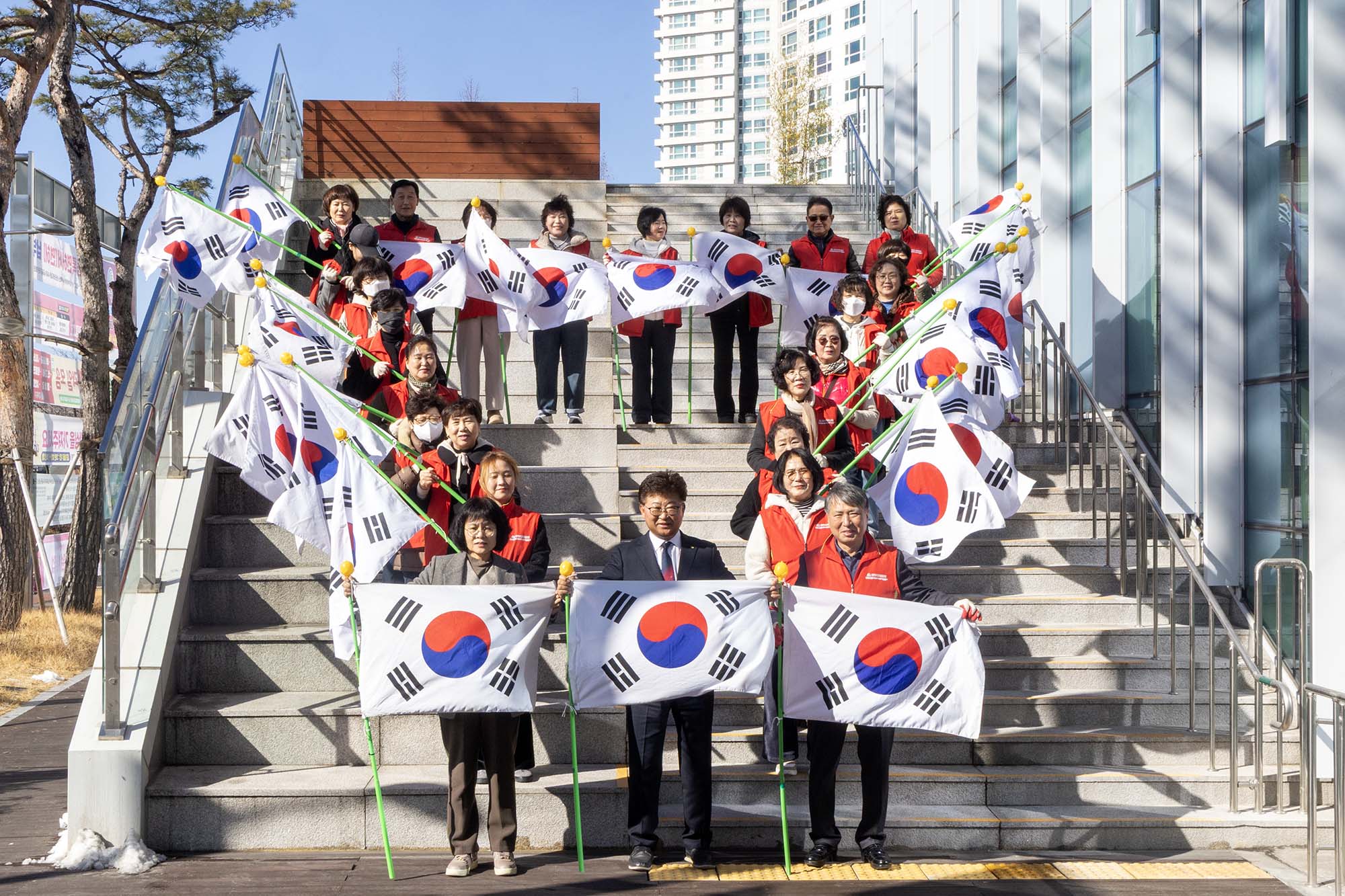 260225_석봉동 통장협의회 제107주년 3·1절 나라사랑 태극기 달기 운동 이미지3