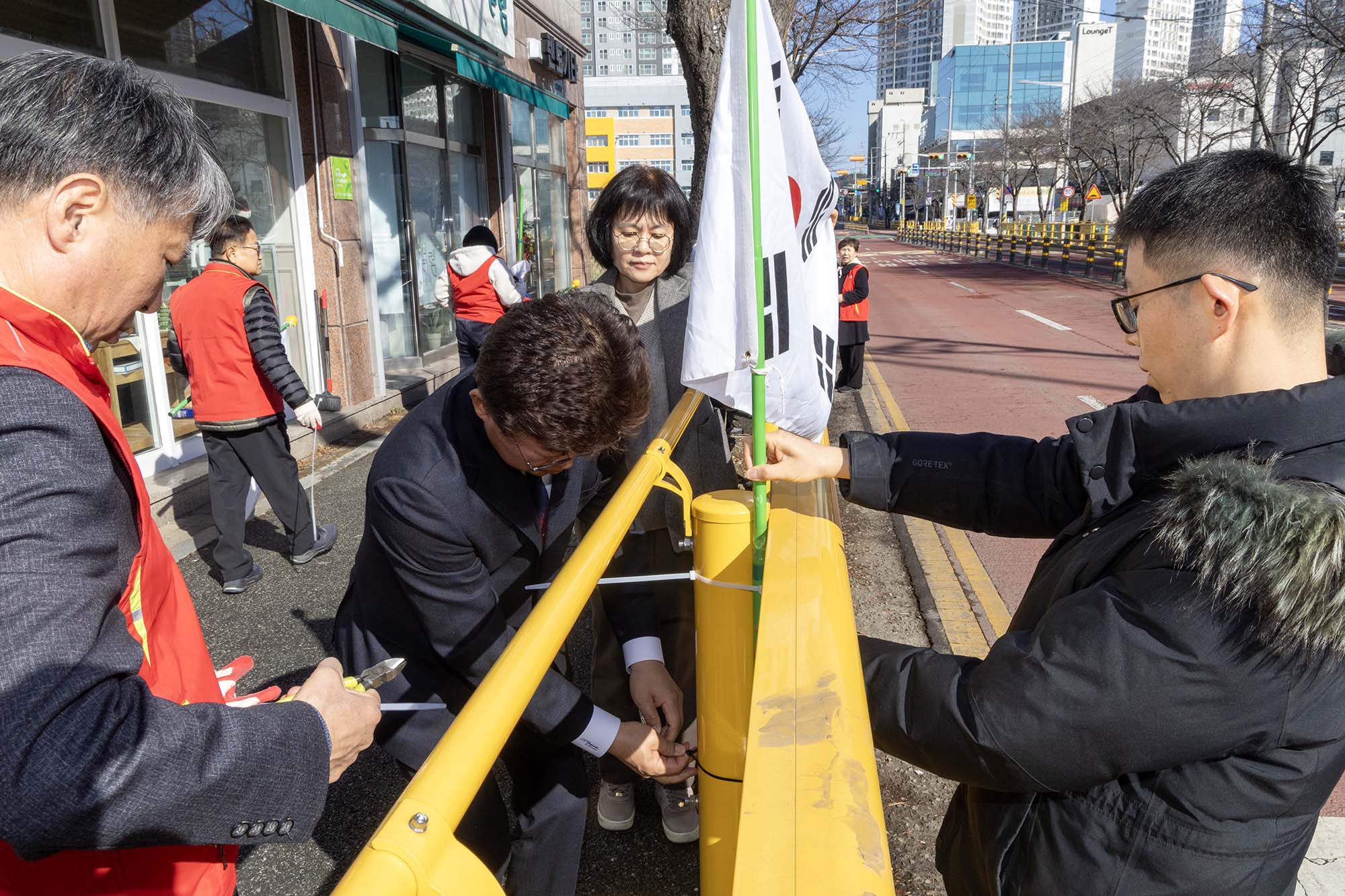 260225_석봉동 통장협의회 제107주년 3·1절 나라사랑 태극기 달기 운동 이미지4