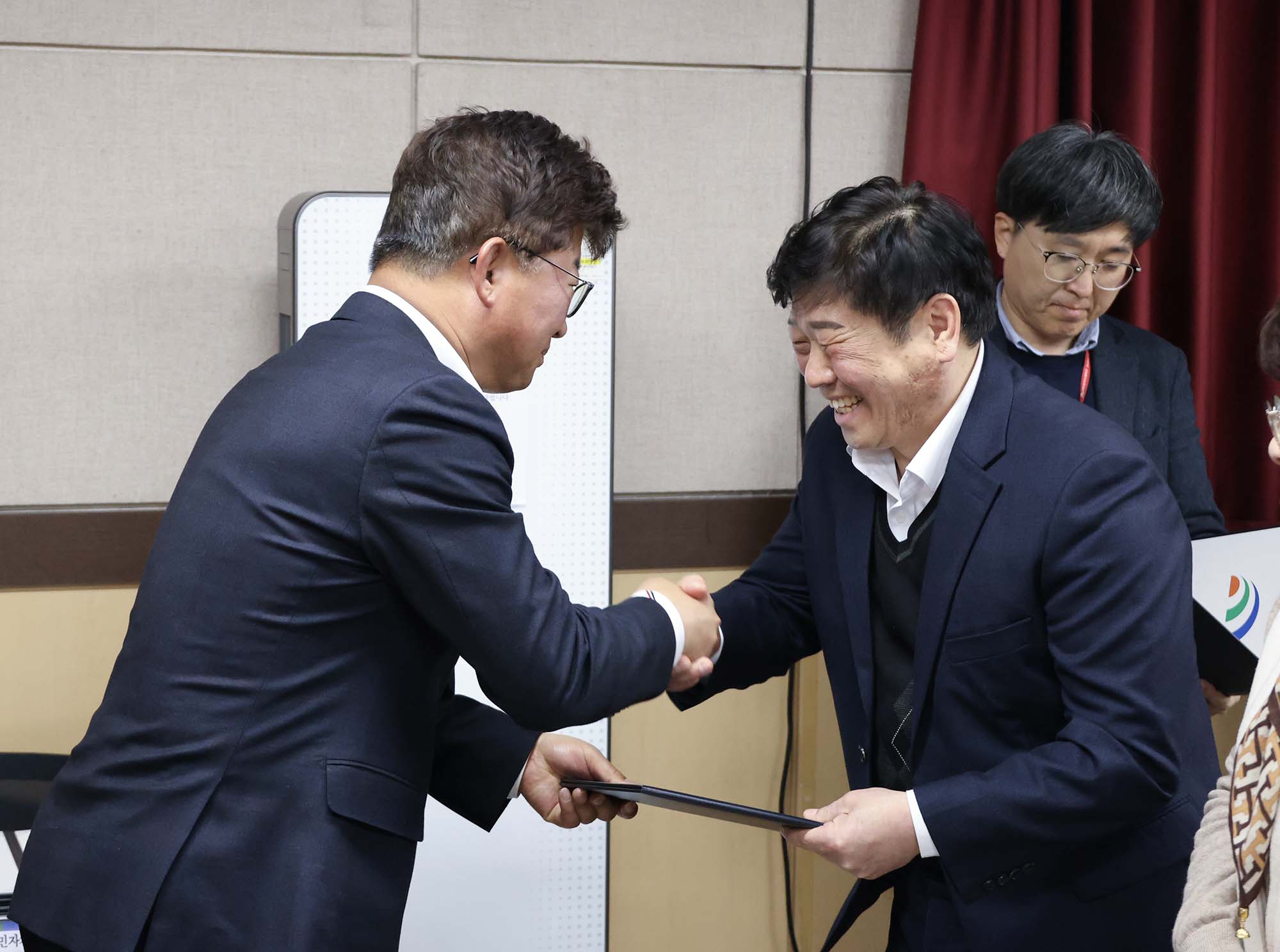 260226_법2동 주민자치회 위원 위촉장 수여 이미지1