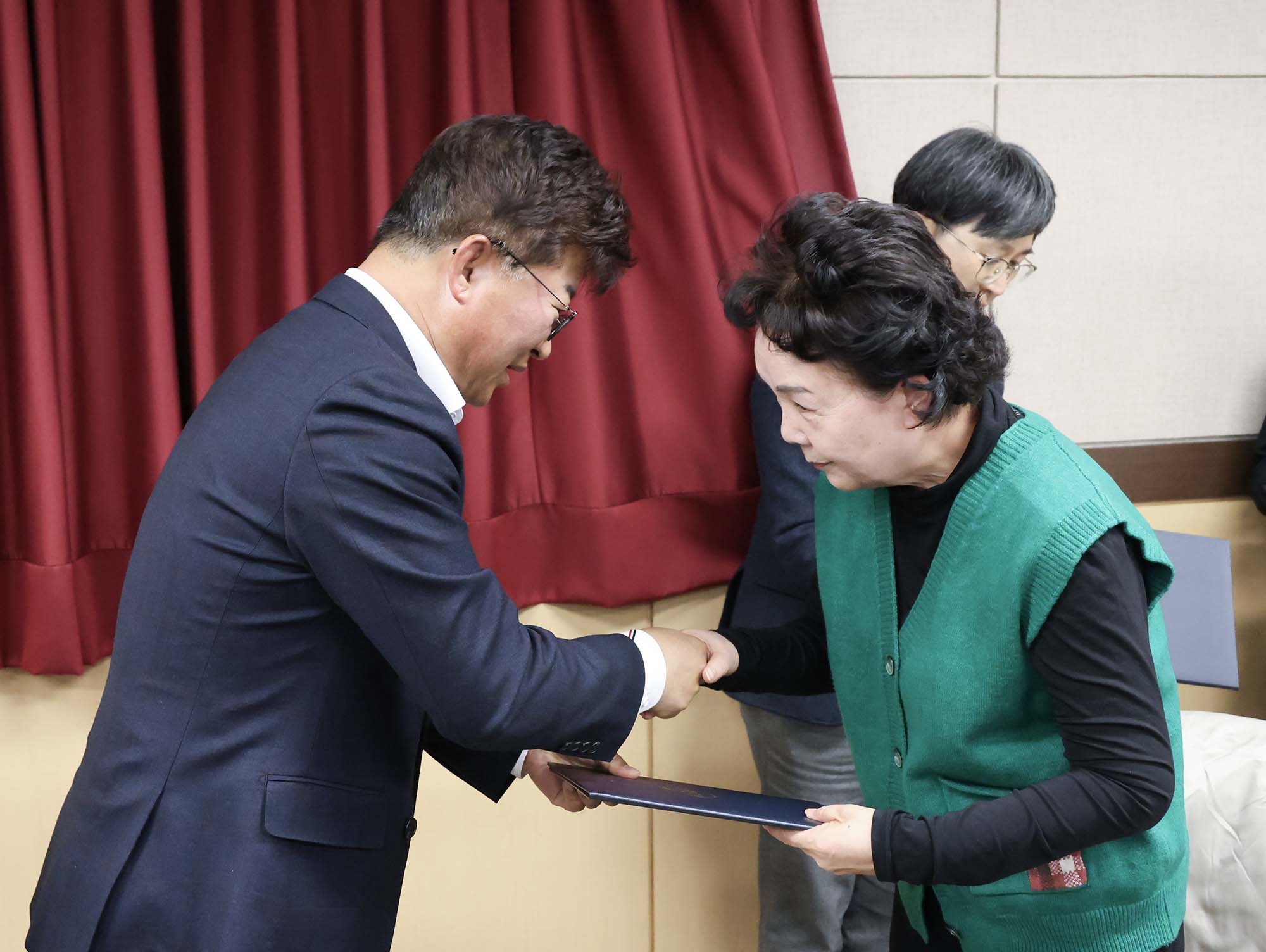 260226_법2동 주민자치회 위원 위촉장 수여 이미지2