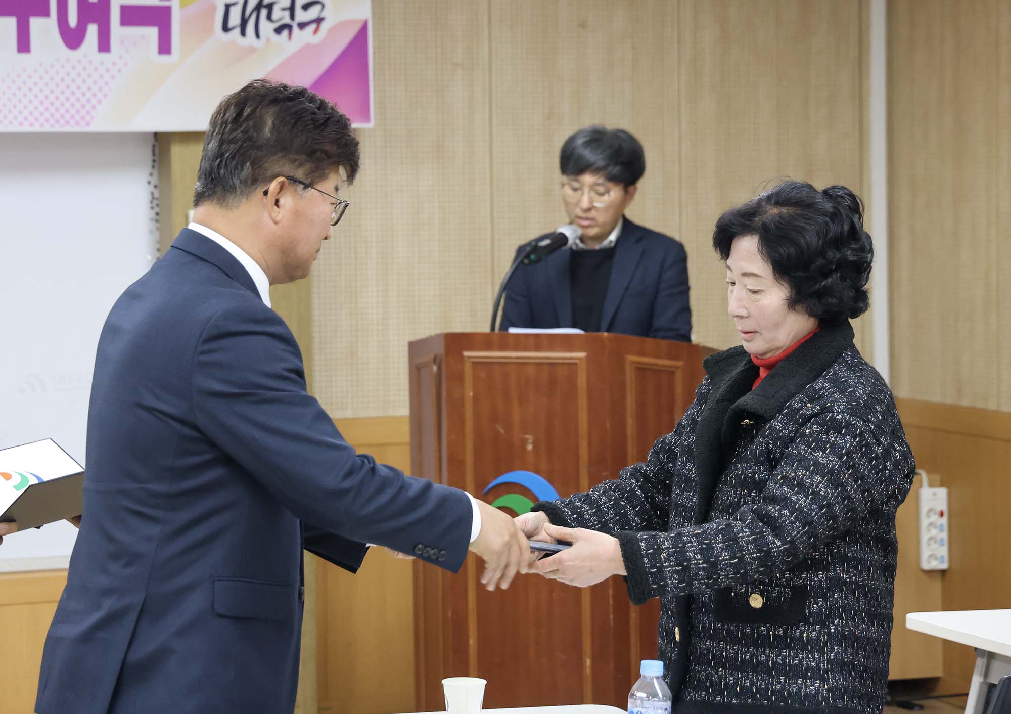 260227_중리동 주민자치회 위원 위촉장 수여 이미지1