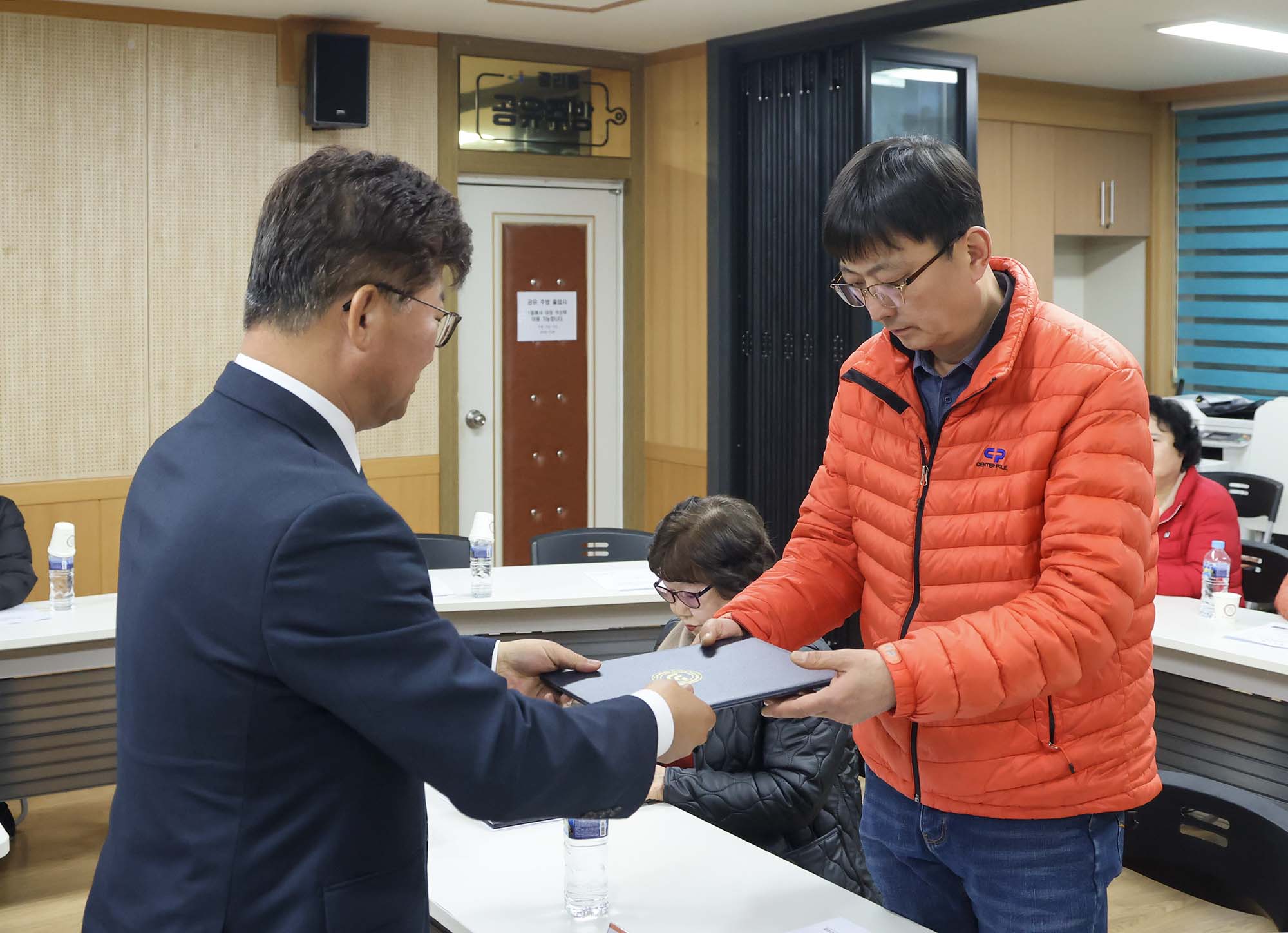 260227_중리동 주민자치회 위원 위촉장 수여 이미지2