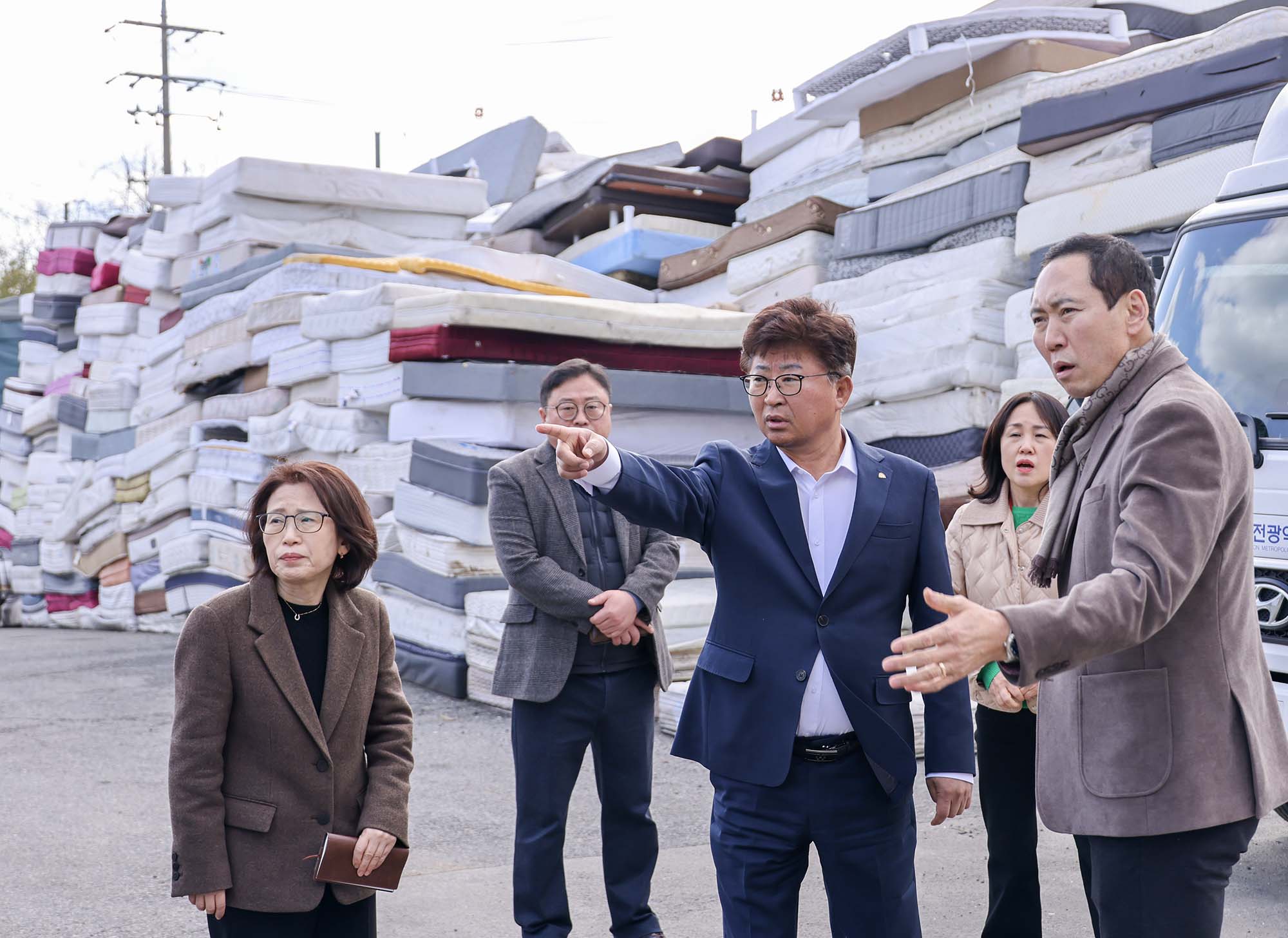 260303_환경관리요원 척사대회 격려 및 자원순환센터 점검 이미지4