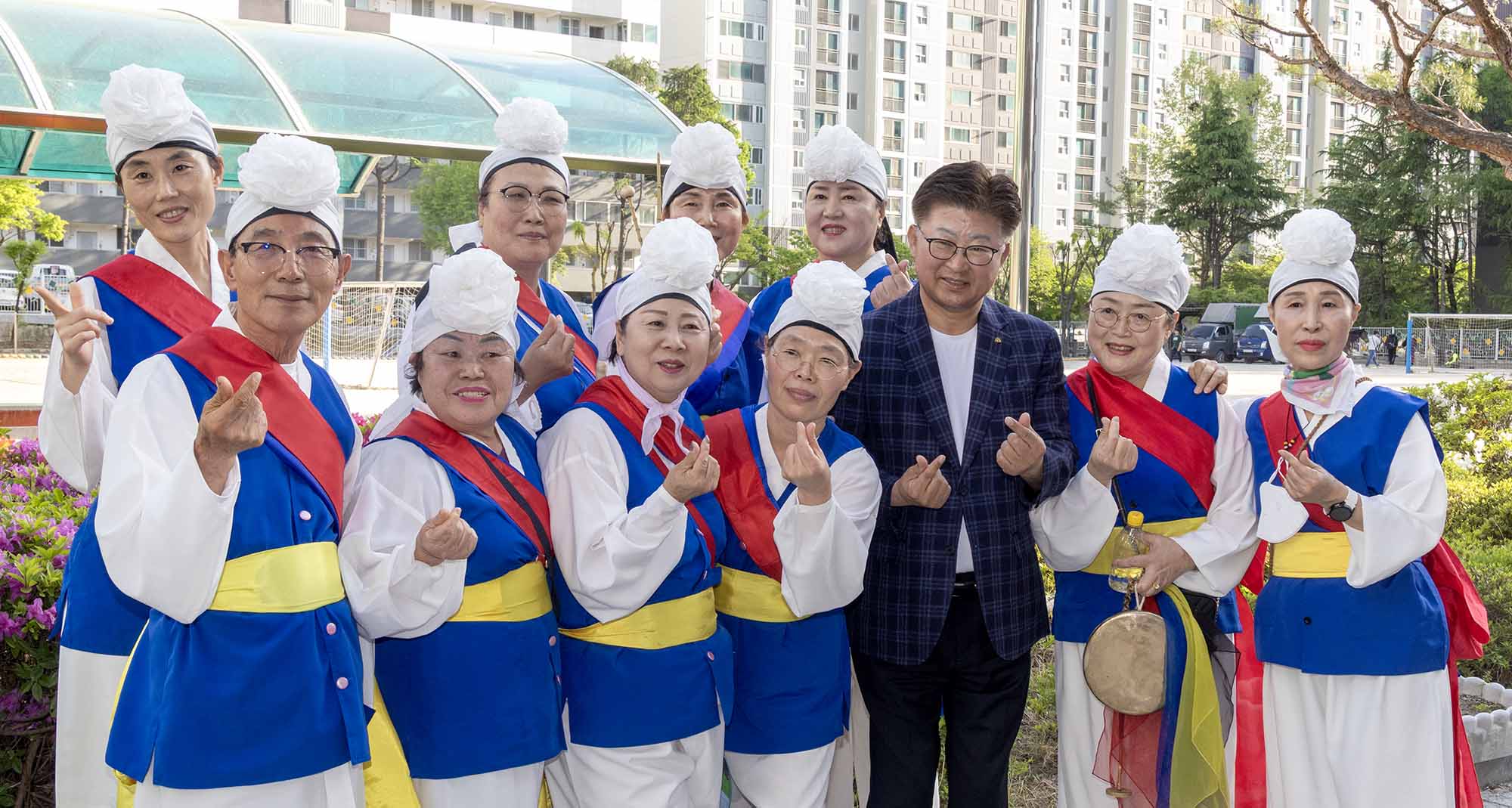 260425_제29회 동춘당문화제 문정공시호봉송행렬 참여자 격려 이미지6