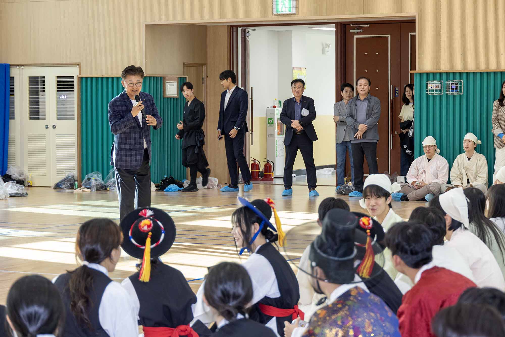 260425_제29회 동춘당문화제 문정공시호봉송행렬 참여자 격려 이미지8