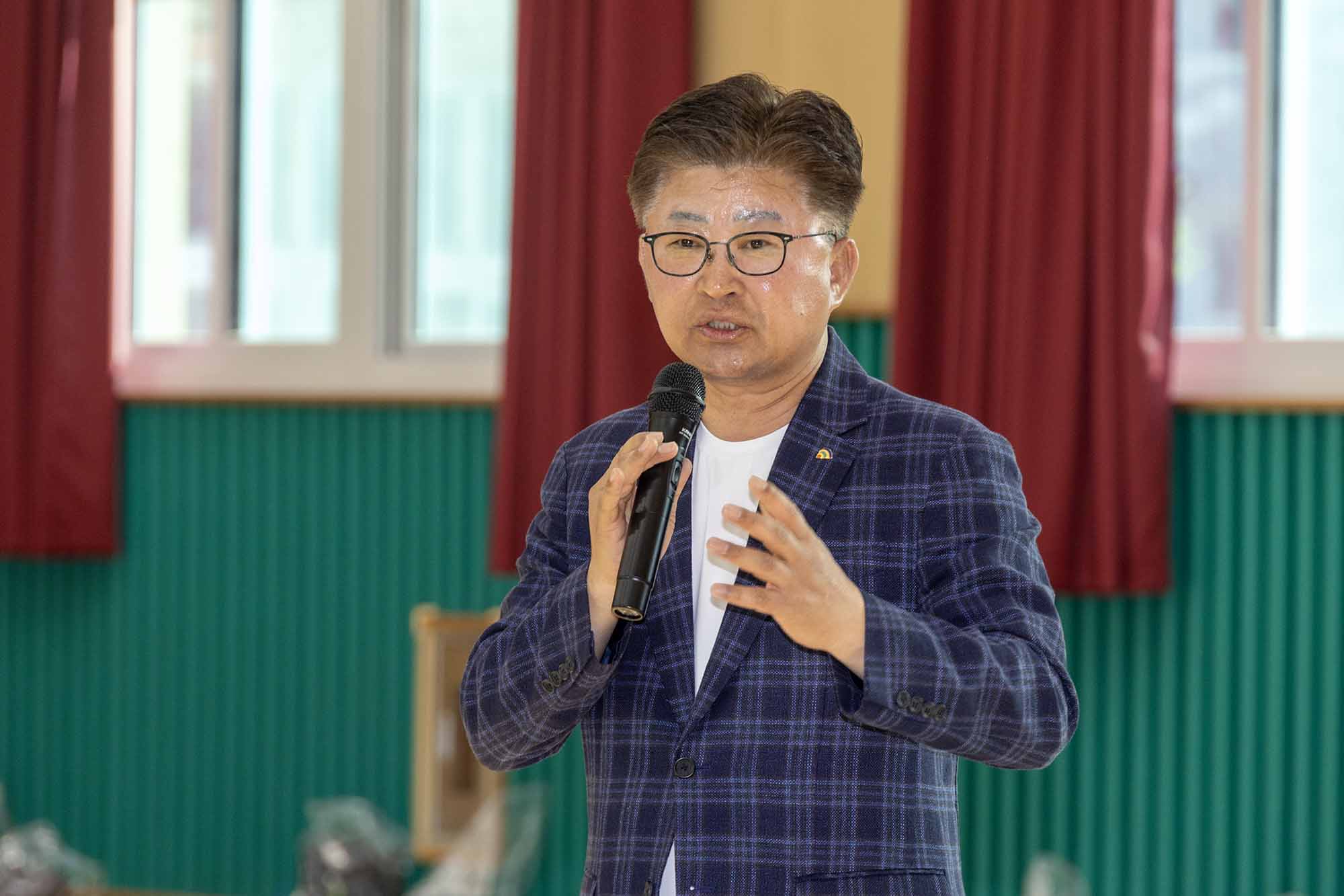 260425_제29회 동춘당문화제 문정공시호봉송행렬 참여자 격려 이미지9