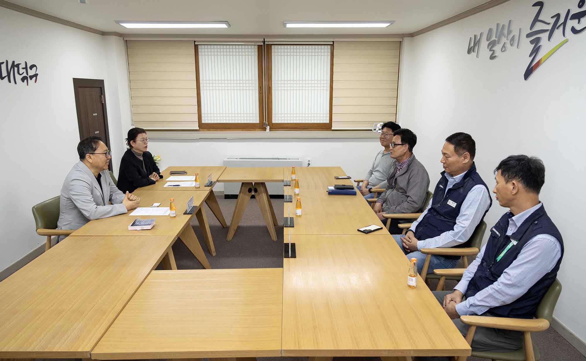 260512_기탁식 - 계룡버스(주), 저소득 청소년 위한 교통카드 100매 기탁 이미지2